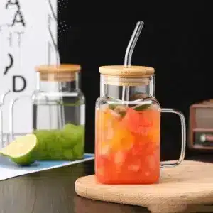 Mug en verre avec couvercle bambou et paille reutilisable, ideal pour smoothies et boissons froides – Design carre transparent avec anse