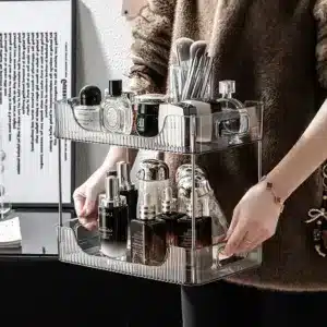 Organisateur de maquillage transparent à 2 niveaux avec parfums et cosmétiques.
