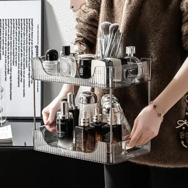 Organisateur de maquillage transparent à 2 niveaux avec parfums et cosmétiques.