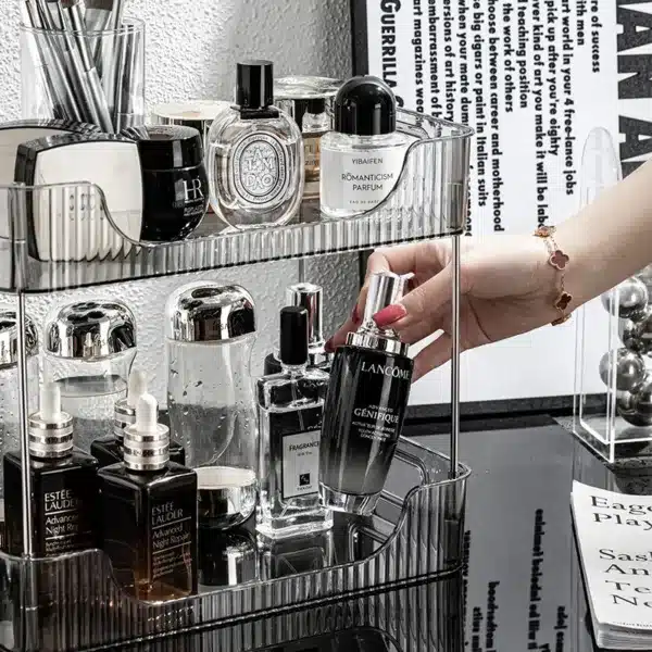 Organisateur de maquillage transparent à 2 niveaux avec parfums et cosmétiques.