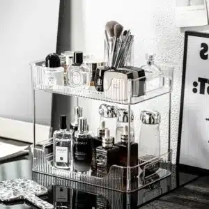 Organisateur de maquillage transparent à 2 niveaux avec parfums et cosmétiques.