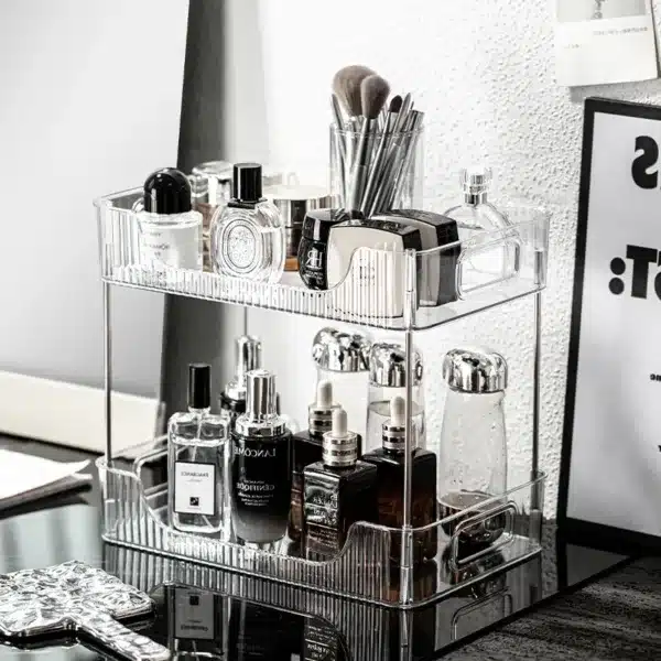 Organisateur de maquillage transparent à 2 niveaux avec parfums et cosmétiques.