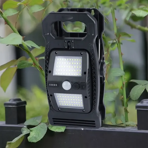 Projecteur solaire à clip avec détecteur de mouvement pour jardin, balcon ou entrée de maison – idéal pour l’éclairage extérieur au Maroc