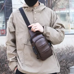 Sac bandoulière marron porté par un homme au Maroc