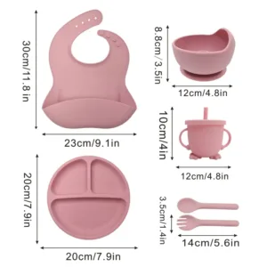 Set de vaisselle bébé en silicone alimentaire rose avec bavoir, assiette compartimentée, bol, gobelet et couverts