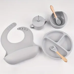 Set de vaisselle bébé en silicone alimentaire gris avec bavoir, assiette compartimentée, bol, gobelet et couverts