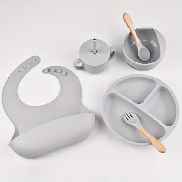 Set de vaisselle bébé en silicone alimentaire gris avec bavoir, assiette compartimentée, bol, gobelet et couverts
