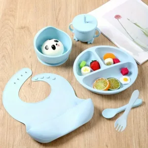 Set de vaisselle bébé en silicone alimentaire bleu avec bavoir, assiette compartimentée, bol, gobelet et couverts