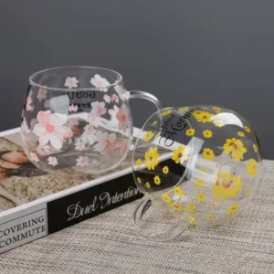 Tasse en verre décorée de marguerites jaunes idéale pour boissons chaudes et froides