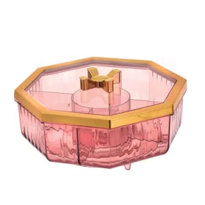 Boîte à bonbons compartimentée octogonale rose avec couvercle doré remplie de chocolats et fruits secs