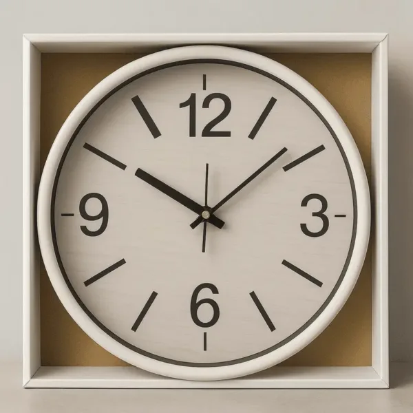 Horloge murale design bois clair avec cadre blanc – style scandinave moderne