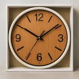 Horloge murale design bois clair avec cadre blanc – style scandinave moderne