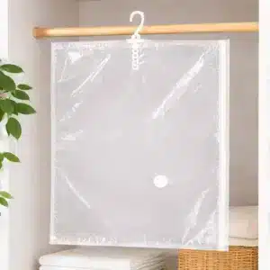 housse de rangement sous vide avec cintre transparente suspendue dans penderie