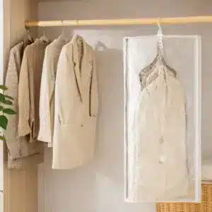 housse de rangement sous vide avec cintre transparente suspendue dans penderie