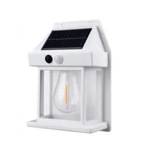 Lampe solaire murale blanche avec détecteur de mouvement, installée sur un mur extérieur et émettant une lumière chaude.