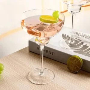 Verre à cocktail design transparent avec boisson et citron vert – Babouti.ma