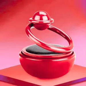 Diffuseur de parfum solaire pour voiture en forme de planète posé sur le tableau de bord au Maroc