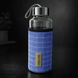 Gourde en verre avec housse tissu bleue à carreaux et couvercle inox