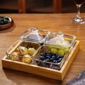 Plateau en bois avec bocaux en verre transparent remplis de fruits secs, bonbons et gâteaux – Présentoir élégant pour apéritif au Maroc