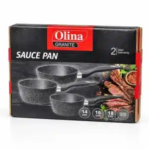 Set de casseroles en granite noir moucheté Olina empilées sur un plan de travail avec ingrédients