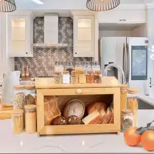 Boîte à pain en bambou avec porte vitrée remplie de pain et gâteaux