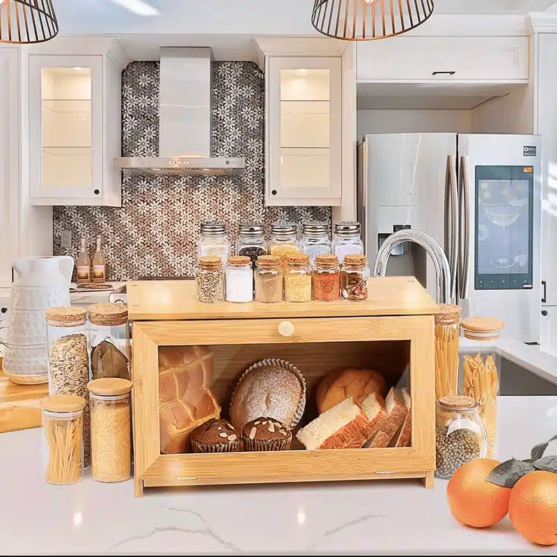 boite-a-pain-en-bambou-avec-porte-transparente Boîte à pain en bambou avec porte vitrée remplie de pain et gâteaux