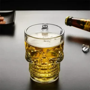 Mug tête de mort en verre transparent avec boisson