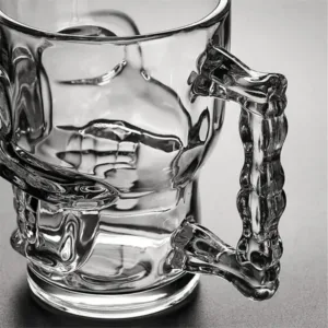 Mug tête de mort en verre transparent avec boisson