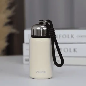 bouteille isotherme mini 200ml couleur crème avec sangle noire