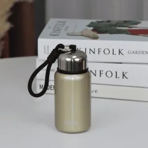 bouteille isotherme mini 200ml couleur crème avec sangle noire