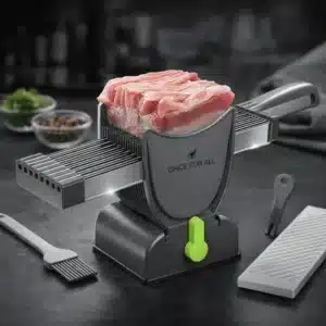 Coupe viande multi lames Once For All en train de couper un morceau de poulet