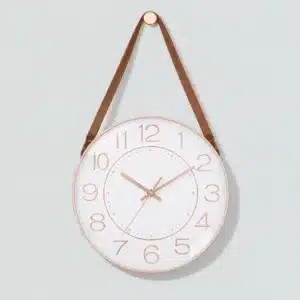 Horloge murale avec sangle en cuir accrochée au mu
