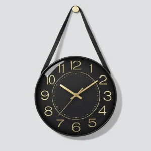 Horloge murale avec sangle en cuir accrochée au mu