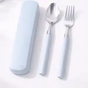 set de couverts de voyage réutilisables avec étui vert et manche rose