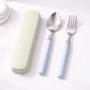 set de couverts de voyage réutilisables avec étui vert et manche rose