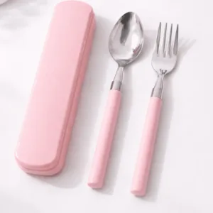 set de couverts de voyage réutilisables avec étui vert et manche rose