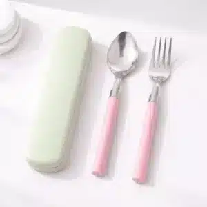 set de couverts de voyage réutilisables avec étui vert et manche rose