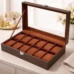 Boîte à montres 12 emplacements en bois avec intérieur velours marron et couvercle vitré ouverte