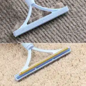 Brosse Anti Bouloche Réutilisable bleue en train d’enlever les bouloches sur un jean