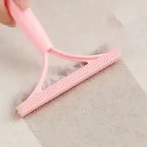 Brosse Anti Bouloche Réutilisable bleue en train d’enlever les bouloches sur un jean