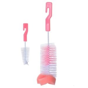 Brosse nettoyage biberon et tétine utilisée pour nettoyer un couvercle de biberon violet