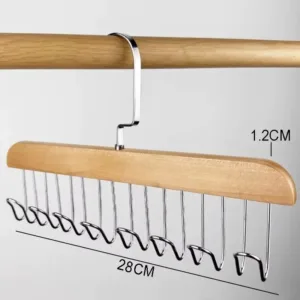 Cintre multi crochets Maroc en bois et métal suspendu dans une penderie