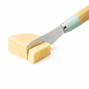 Couteau à fromage en inox manche bois vert coupant un morceau de fromage au Maroc