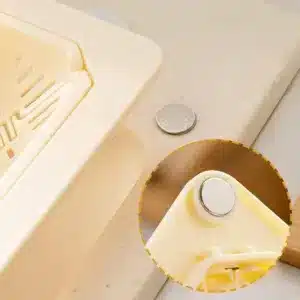 Égouttoir triangulaire pour évier pliable de couleur beige tenu à la main