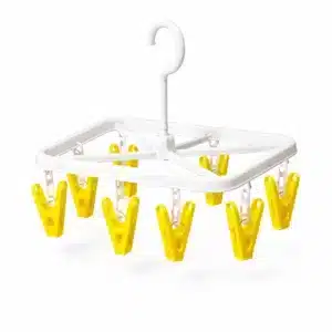 Étendoir à chaussettes suspendu avec pinces jaunes pour balcon au Maroc