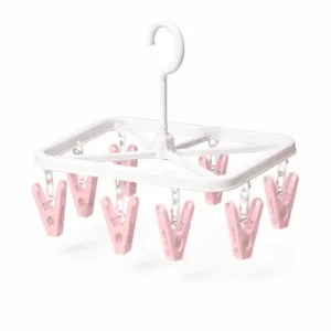 Étendoir à chaussettes suspendu avec pinces jaunes pour balcon au Maroc