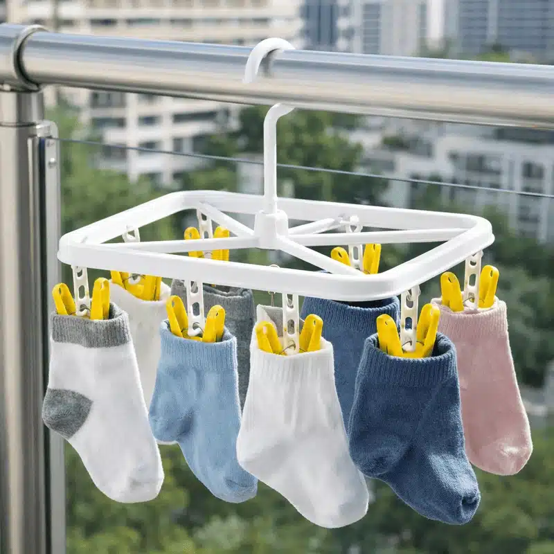 etendoir-a-chaussettes-avec-pinces Étendoir à chaussettes suspendu avec pinces jaunes pour balcon au Maroc