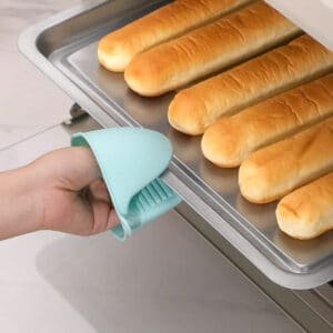 Gant four en silicone anti chaleur couleur menthe tenu dans la main pour cuisine au Maroc