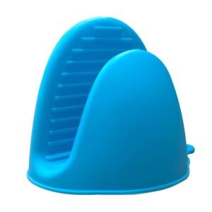 Gant four en silicone anti chaleur couleur menthe tenu dans la main pour cuisine au Maroc