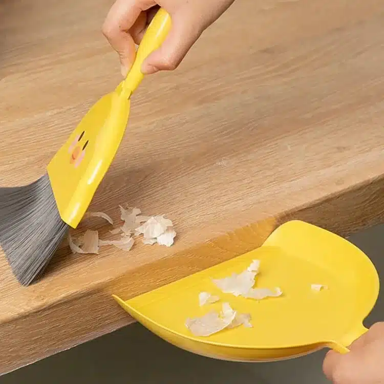 mini-balayette-pelle-1 Mini balayette pelle Maroc en forme de canard jaune posée sur une table